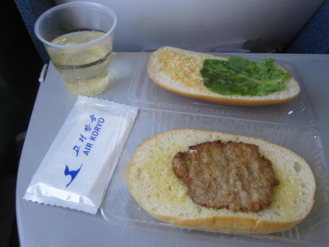 Pověstný »burger« podávaný na letech severokorejské aerolinky Air Koryo.