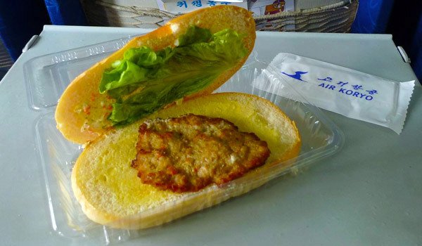 Pověstný »burger« podávaný na letech severokorejské aerolinky Air Koryo.