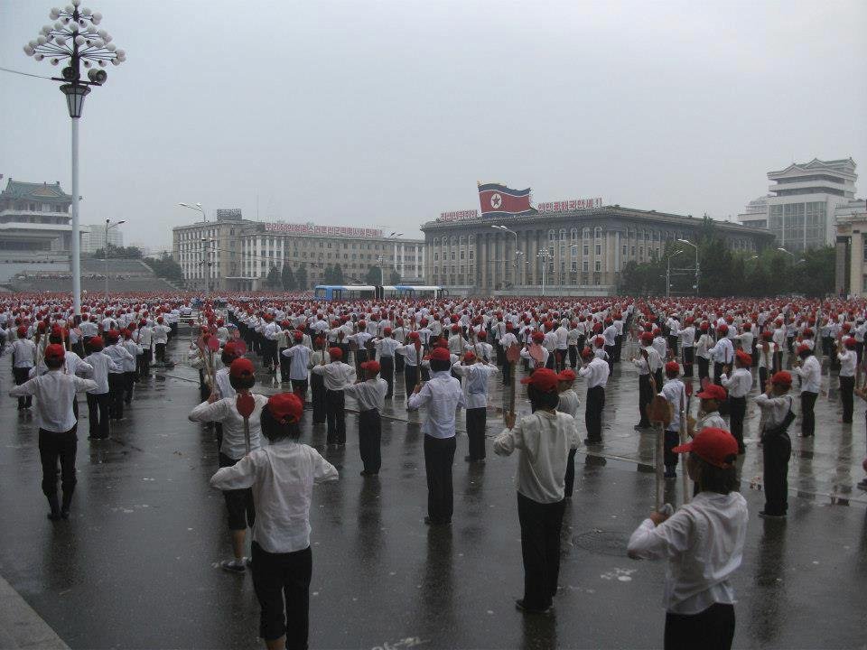 Severokorejští potentáti si potrpí na masová vystoupení svých obdivovatelů na náměstích.