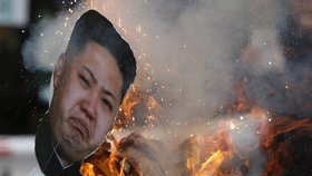 Hořící diktátor Kim: Jihokorejští aktivisté a uprchlíci z KLDR zúčtovali s diktátorem