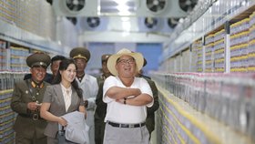 Diktátor Kim vyrazil do továren na potraviny rozptýlit obavy svého lidu. KLDR hrozí hladomor.