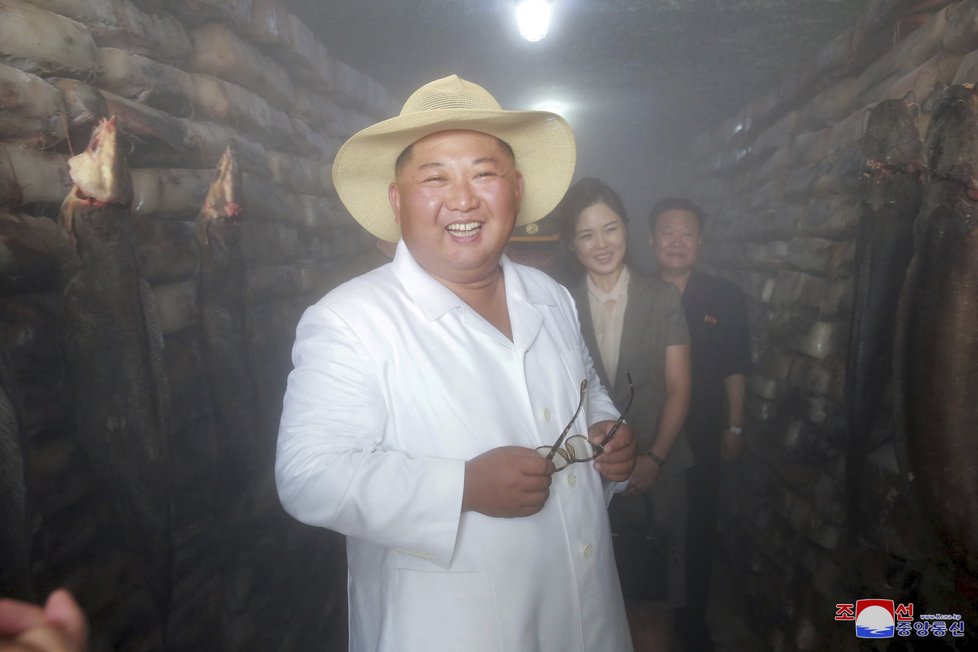 Diktátor Kim vyrazil do továren na potraviny rozptýlit obavy svého lidu. KLDR kvůli suchu a přísným sankcím hrozí hladomor.