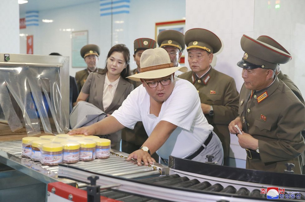 Diktátor Kim vyrazil do továren na potraviny rozptýlit obavy svého lidu. KLDR kvůli suchu a přísným sankcím hrozí hladomor.