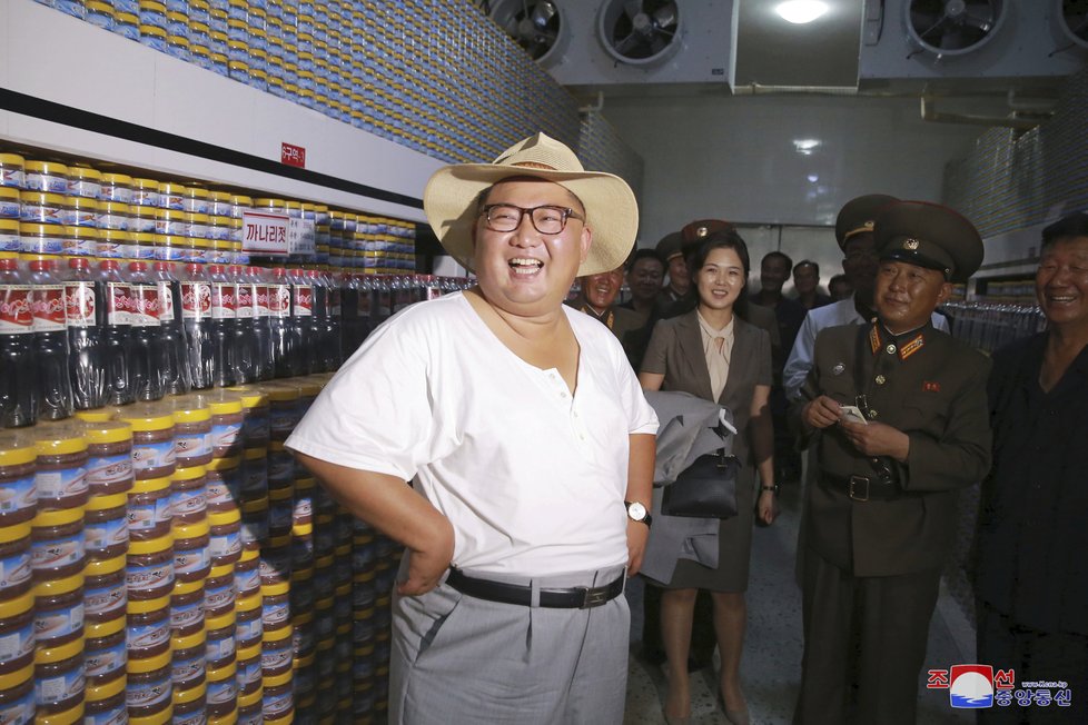 Diktátor Kim vyrazil do továren na potraviny rozptýlit obavy svého lidu. KLDR kvůli suchu a přísným sankcím hrozí hladomor.