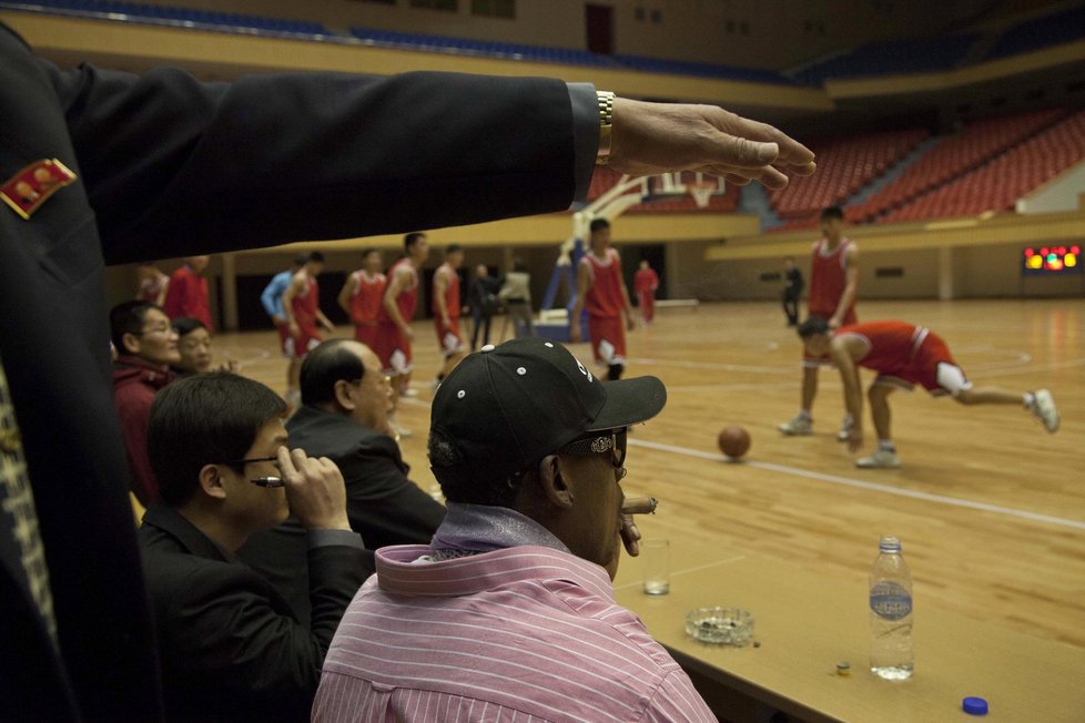 Dennis Rodman s doutníkem přihlíží tréninku severokorejských basketbalistů