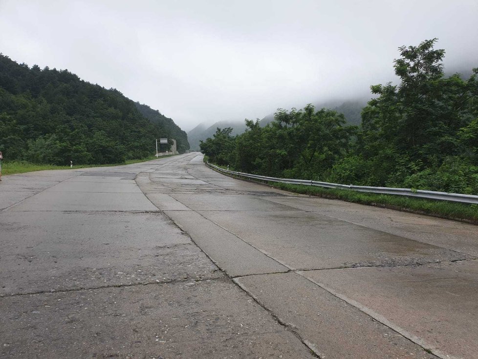 Dálnice do města Wonsan u Japonského moře je dlouhá 200 kilometrů. Zugar nám prozradil, že to byla cesta plná kodrcání a korejská vláda své pochybení o stavbách přiznává 