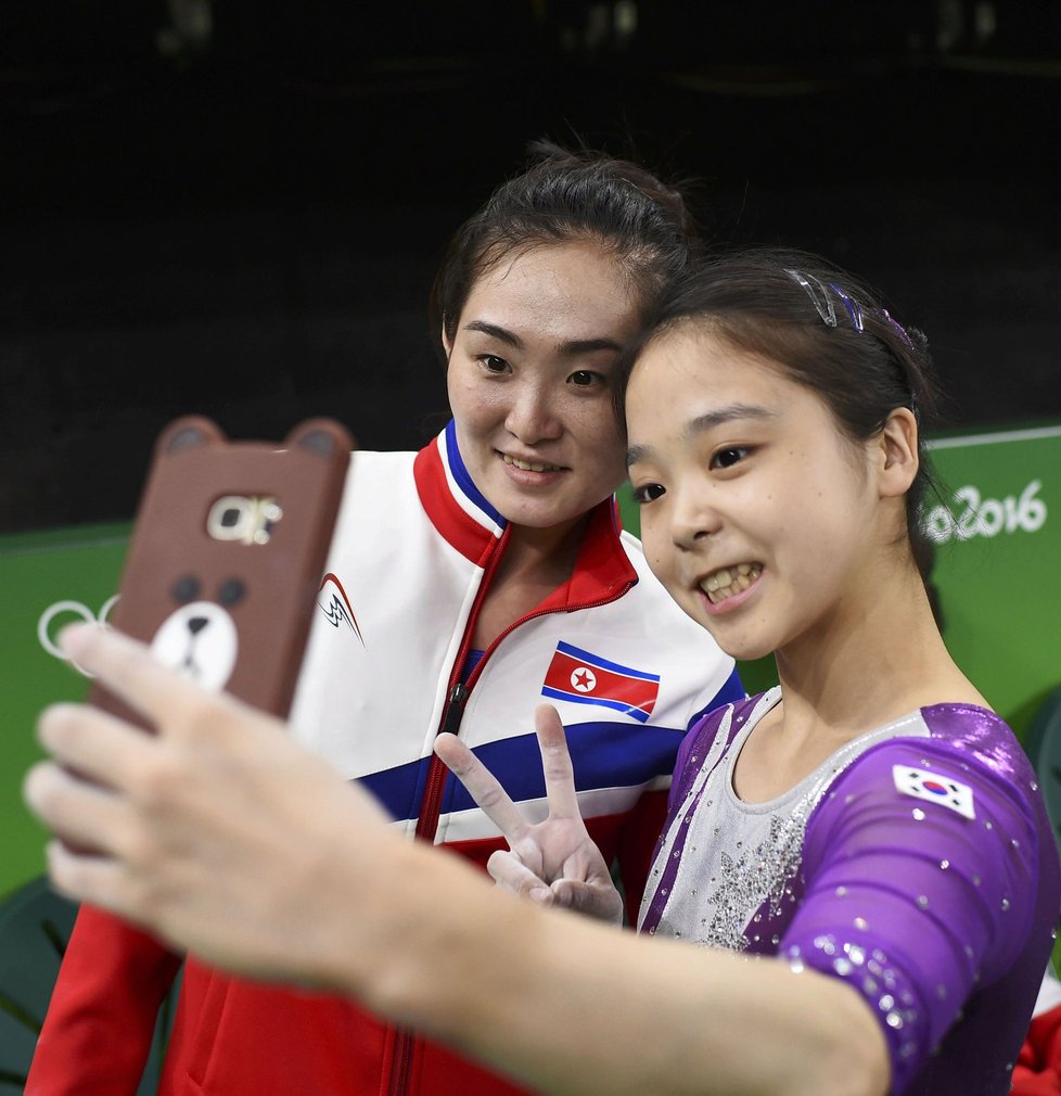 Selfie gymnastek ze Severní a Jižní Koreje na olympiádě v Riu