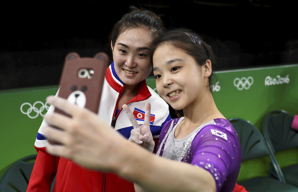 Selfie gymnastek ze Severní a Jižní Koreje na olympiádě v Riu