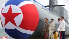 KLDR uvedla do provozu svou první taktickou jadernou ponorku, dohlížel na to osobně diktátor Kim Čong-un