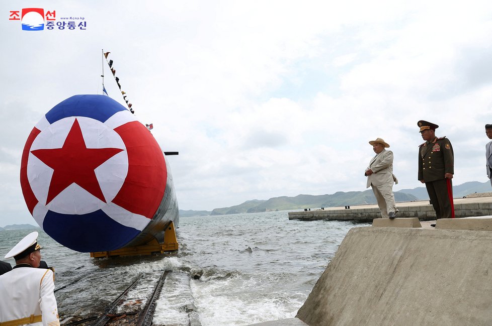 KLDR uvedla do provozu svou první taktickou jadernou ponorku, dohlížel na to osobně diktátor Kim Čong-un