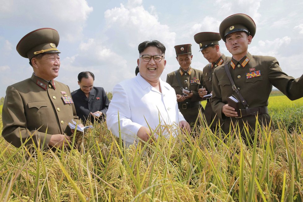 Vůdce KLDR Kim Čong-un na inspekci farmy 
