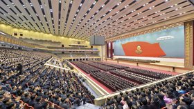 Narozeniny zesnulého vůdce Kim Čong-ila: nemohla chybět monstrózní schůze papalášů