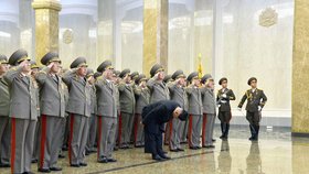 Narozeniny zesnulého vůdce Kim Čong-ila: klanící se diktátor Kim Čong-un