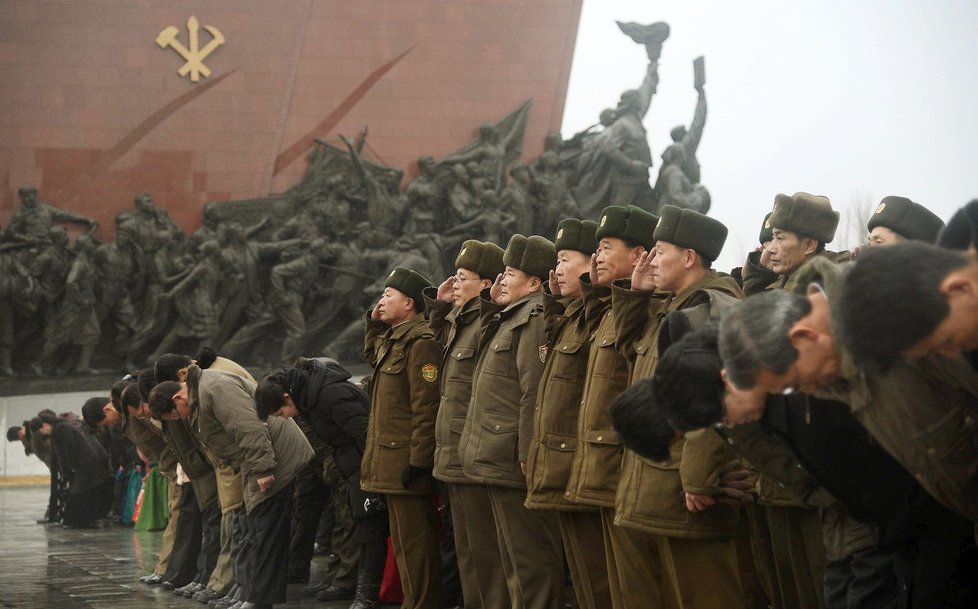 Narozeniny zesnulého vůdce Kim Čong-ila: klanící se vojsko i lid