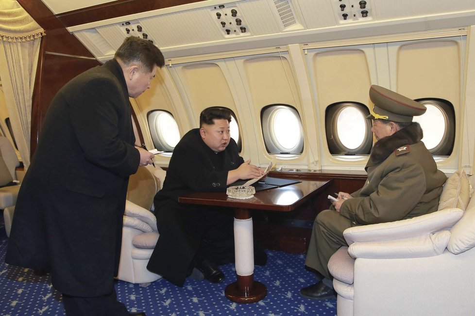 Narozeniny zesnulého vůdce Kim Čong-ila: Kim Čong-un při jednání s generálem