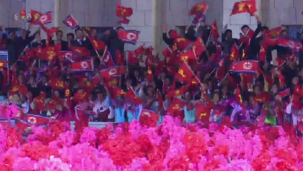 Masivní vojenská přehlídka na oslavu komunistické strany.