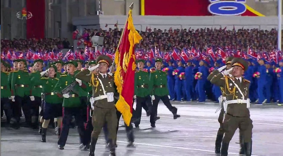 Masivní vojenská přehlídka na oslavu komunistické strany.