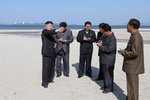 Severokorejský diktátor na pláži ve Wonsanu, kde má vyrůst první špičkové korejské přímořské letovisko