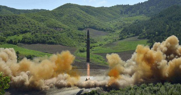 Severní Korea odpálila další raketu. Vymazala by z mapy Los Angeles
