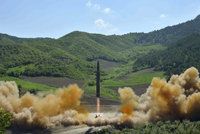 Severní Korea odpálila další raketu. Vymazala by z mapy Los Angeles