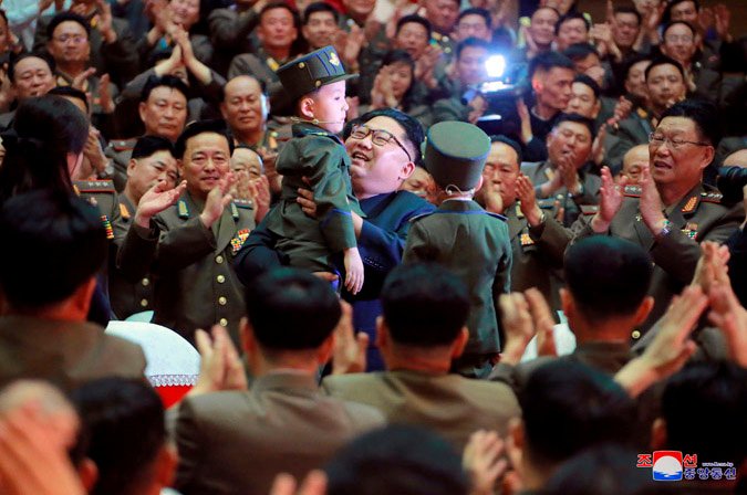 Kim Čong-un kritizoval propagandistická cvičení ve své zemi (4. 6. 2019).