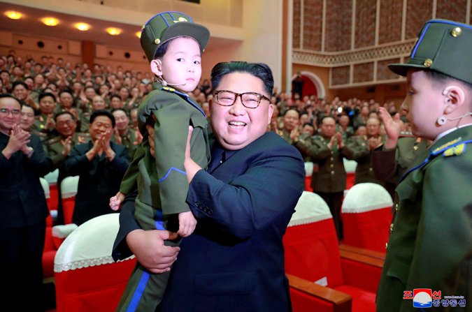 Kim Čong-un kritizoval propagandistická cvičení ve své zemi (4. 6. 2019).