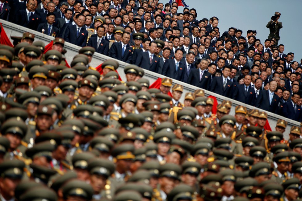 Severní Korea oslavila 105. výročí narození zakladatele komunistického režimu Kim Ir-sena vojenskou přehlídkou, na které mimo jiné ukázala nové zbraně.