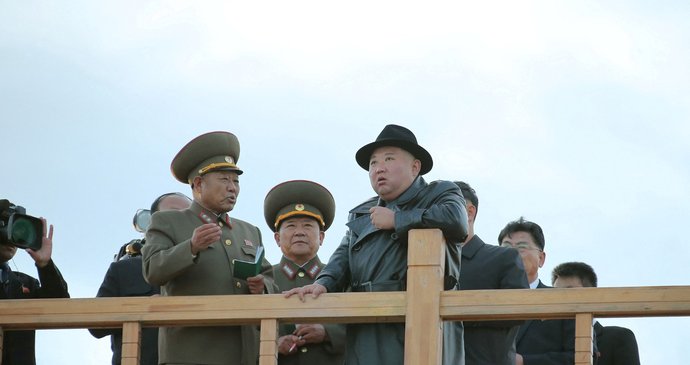Diktátor Kim Čong-un otevřel v KLDR skleník na okurky (11.10.2022).