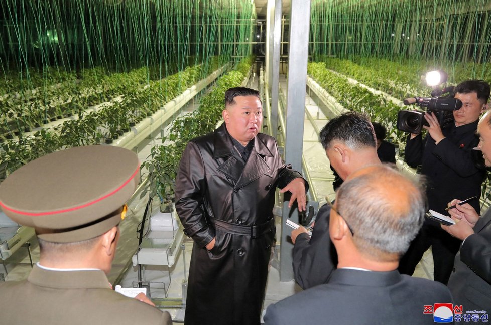 Diktátor Kim Čong-un otevřel v KLDR skleník na okurky (11.10.2022)