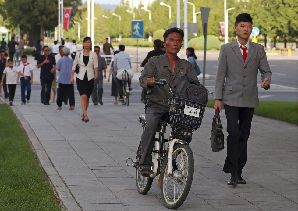 Každodenní život v Severní Koreji: hlavní město je prý výkladní skříň pro turisty.