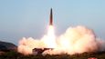 Severní Korea se domlouvá na denuklearizaci, neustále ale testuje nové střely