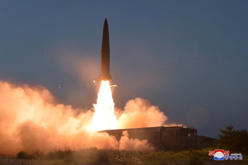 Severní Korea se domlouvá na denuklearizaci, neustále ale testuje nové střely.