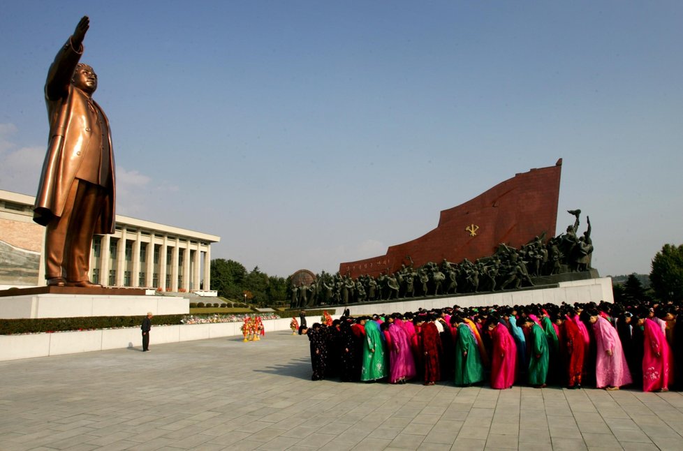 Lidé v Severní Korei vzdávají hold