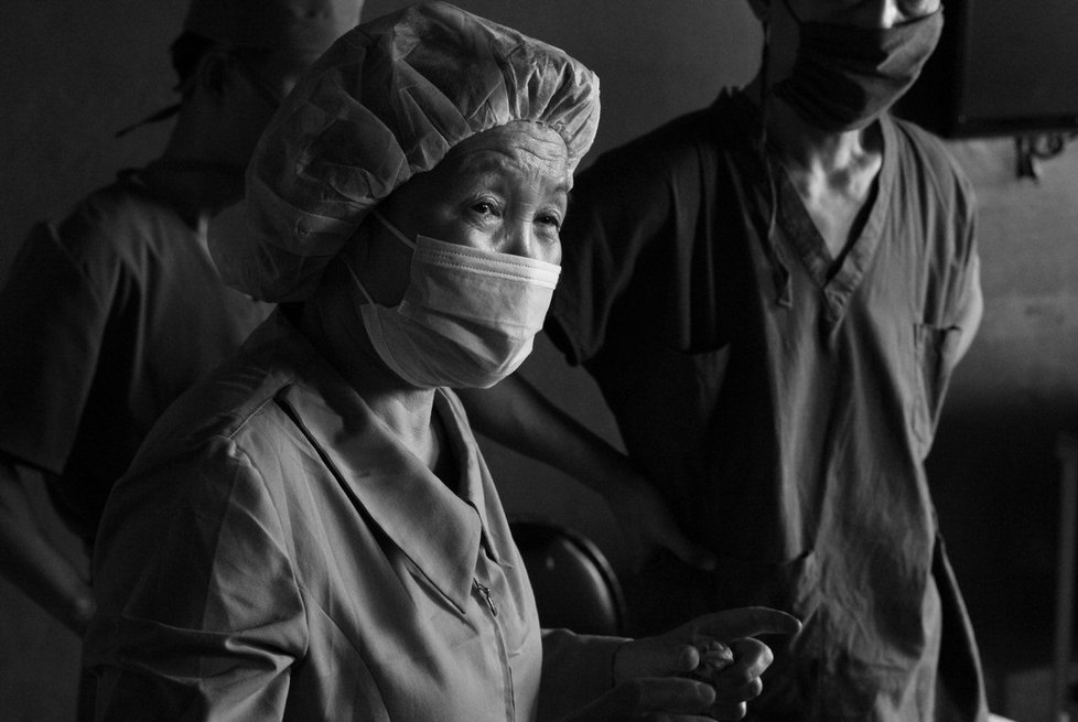 Většina chirurgů a zdravotního personálu z KLDR se naučila řemeslu v Číně a Evropě.