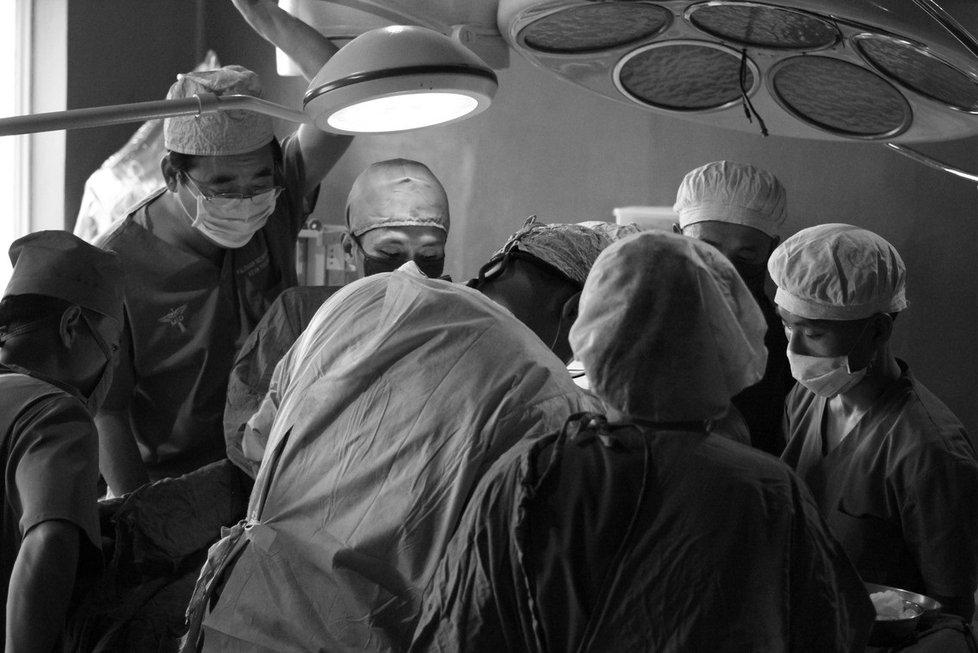 Severokorejští lékaři pozorují amerického chirurga, který je učí nové metody.