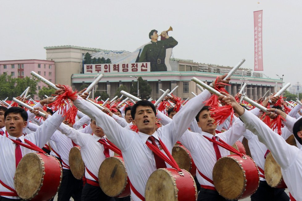 Ohromný oslavný průvod na počest Kim Čong-una a Korejské strany práce