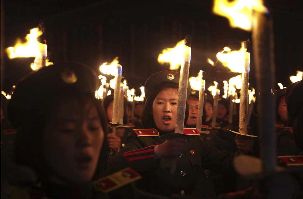 Ohromný oslavný průvod na počest Kim Čong-una a Korejské strany práce