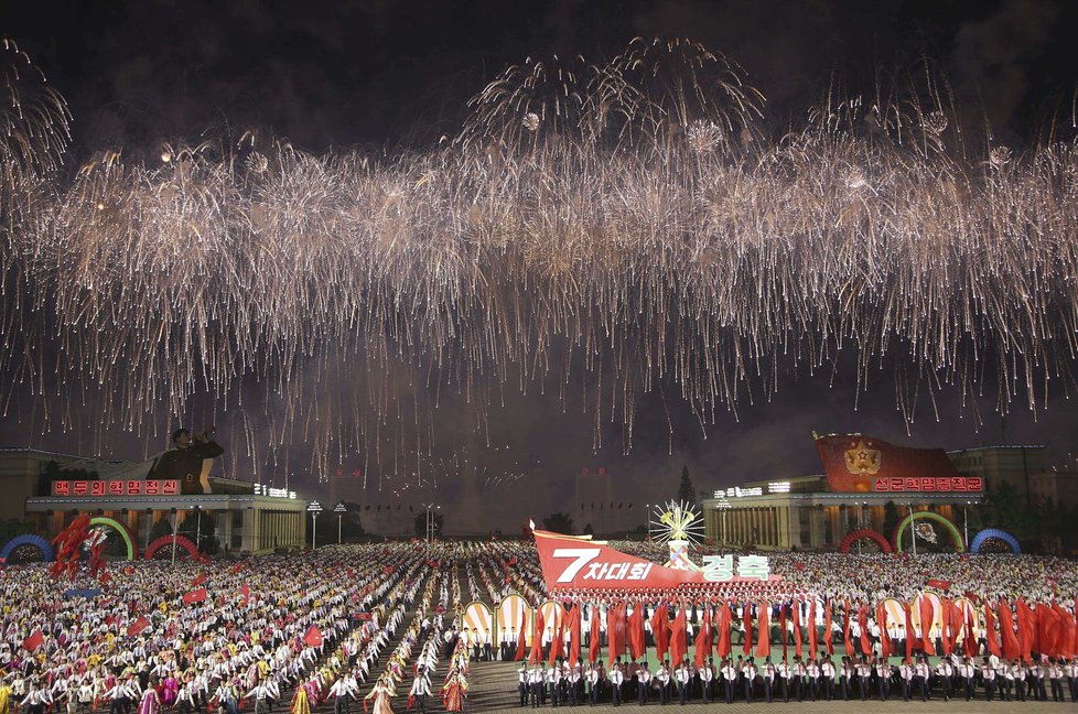 Ohromný oslavný průvod na počest Kim Čong-una a Korejské strany práce