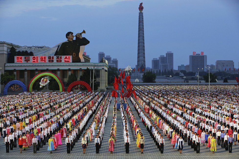 Ohromný oslavný průvod na počest Kim Čong-una a Korejské strany práce