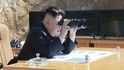 Severokorejský diktátor Kim Čong-un během údajně úspěšného raketového testu