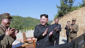 Severokorejské diktátor Kim Čong-un po údajně úspěšném raketovém testu