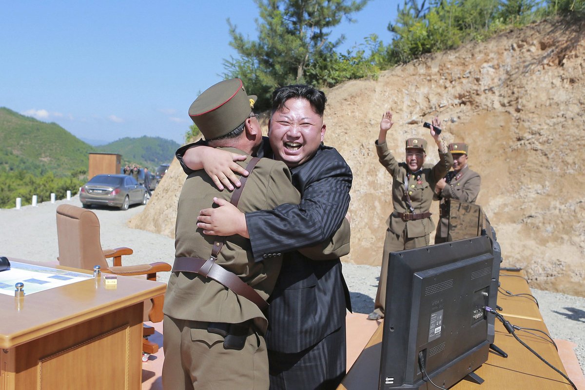 Severokorejský diktátor Kim Čong-un během údajně úspěšného raketového testu