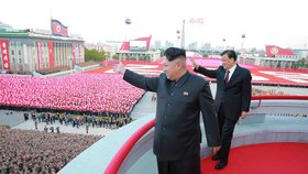 Oslavy 70. výročí založení vládnoucí komunistické strany v KLDR: Diktátor Kim na tribuně