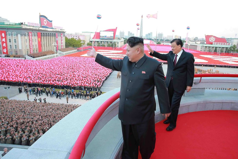 Oslavy 70. výročí založení vládnoucí komunistické strany v KLDR: Diktátor Kim na tribuně