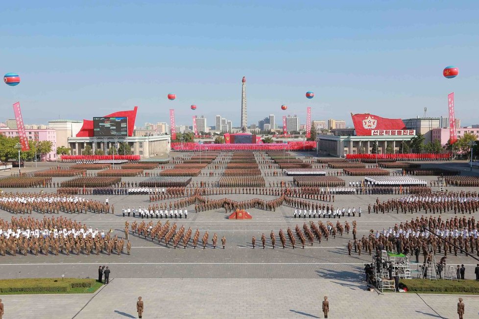 Oslavy 70. výročí založení vládnoucí komunistické strany v KLDR: Vojenská přehlídka