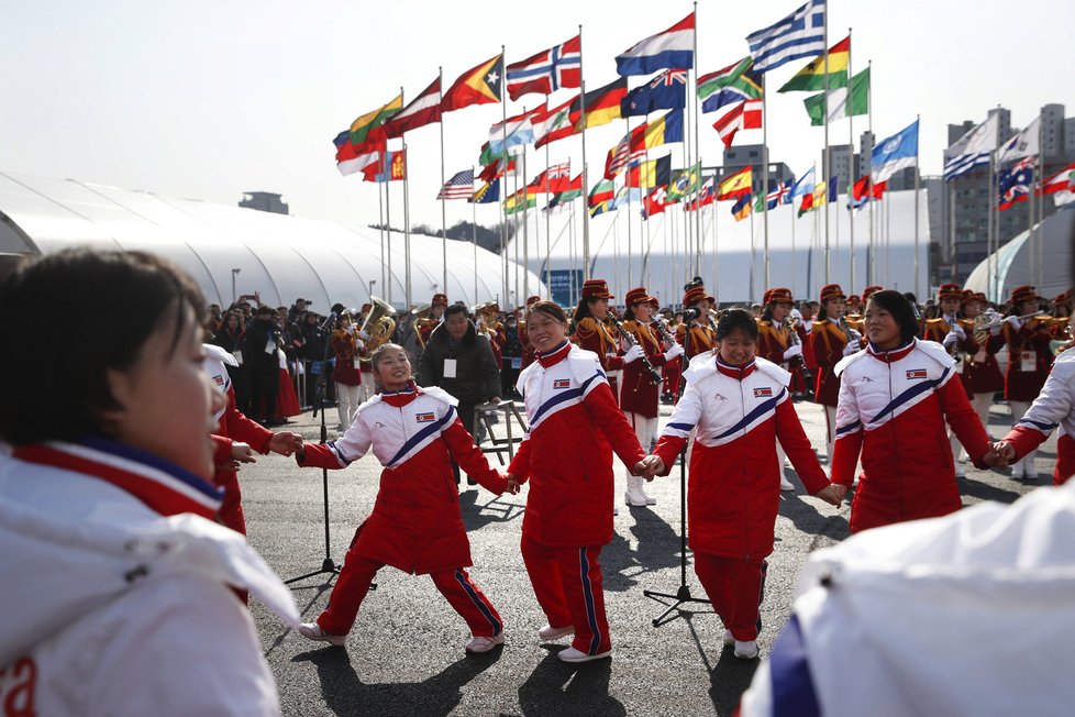 Vojenská přehlídka se v KLDR konala den před zahájením zimních olympijských her