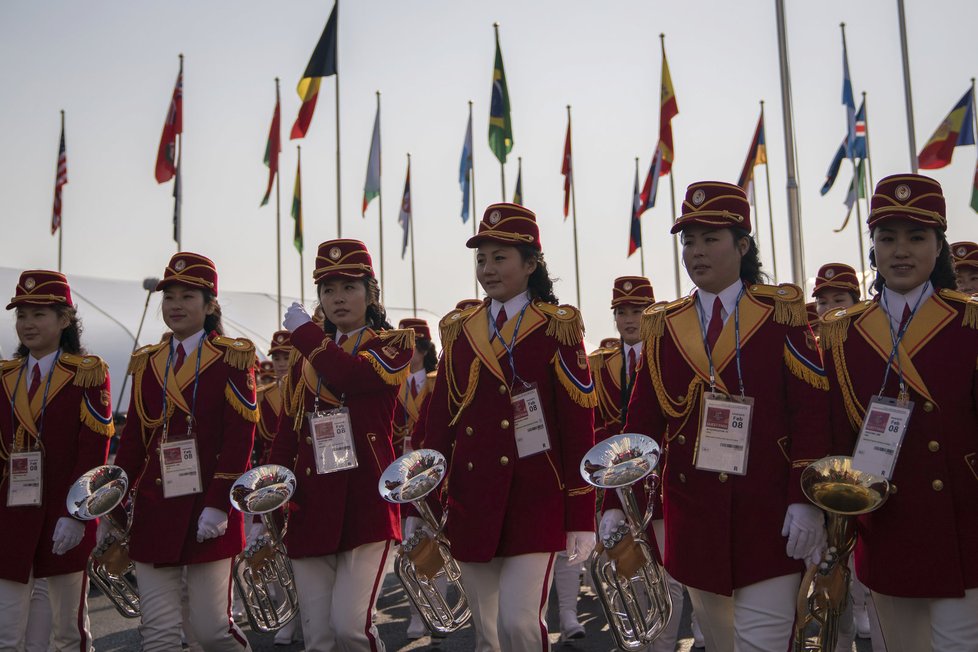 Vojenská přehlídka se v KLDR konala den před zahájením zimních olympijských her
