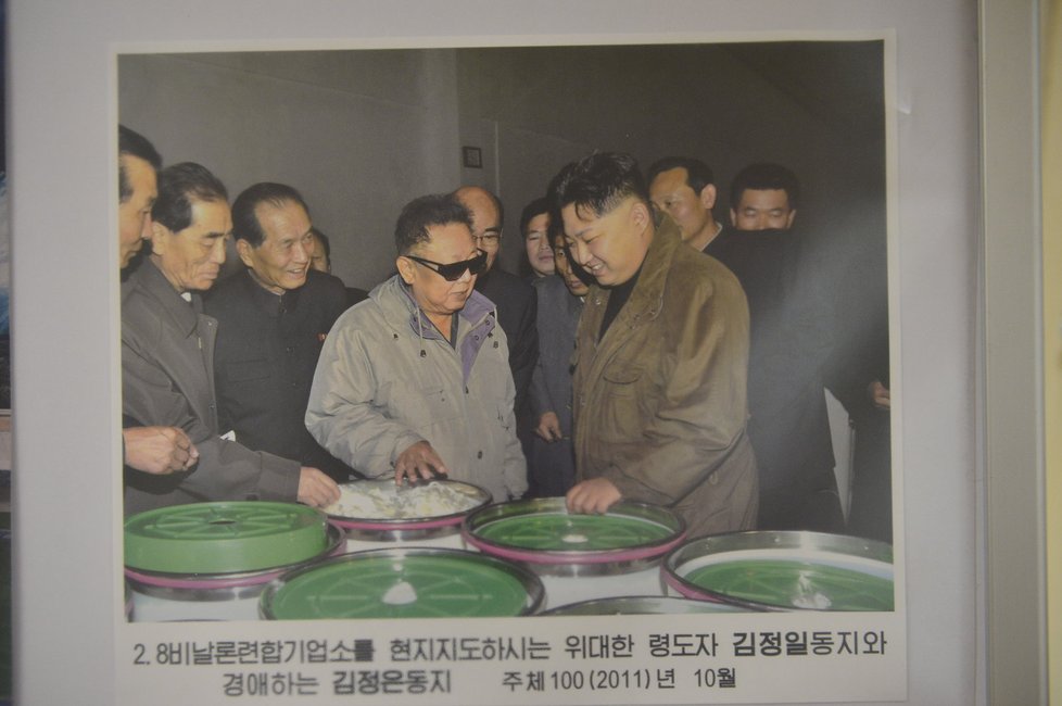 Kim Čong-il na exkurzi se svým synem, nýnějším vůdcem KLDR.