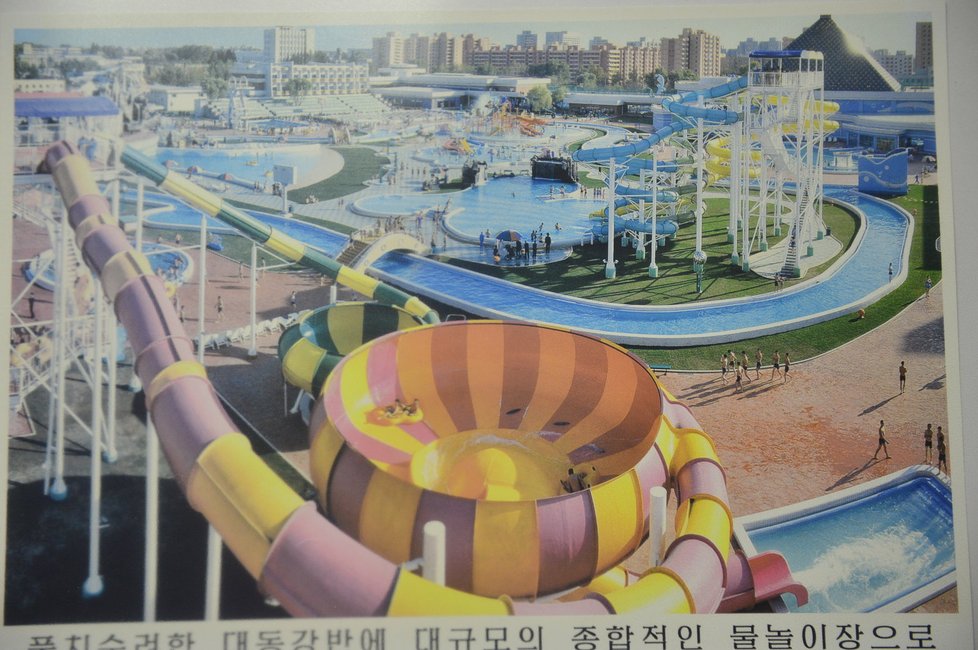 Z výstavy o životě v KLDR, kterou ve svém pražském sídle uveřejnili čeští komunisté: Severokorejský aquapark. Jen podezřele prázdný...