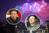 Koncert, ohňostroj a květiny: KLDR si v „socialistické utopii“ připomněla úmrtí Kimova otce